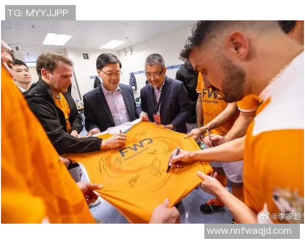 与足球明星见面时是否应该请求签名的思考与建议